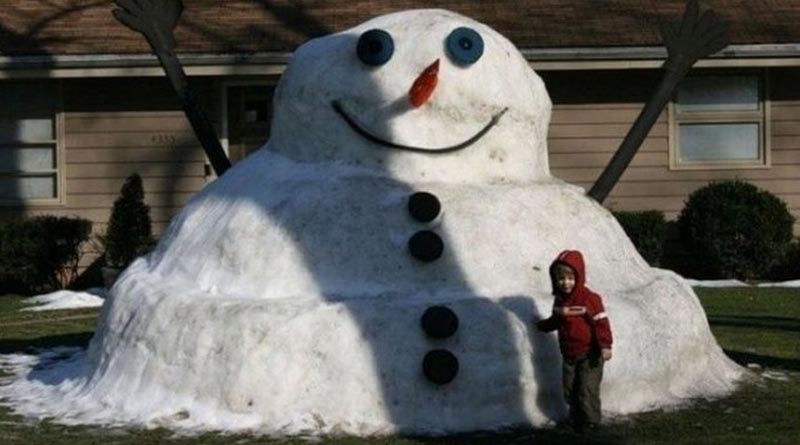 Widely smiling snowman