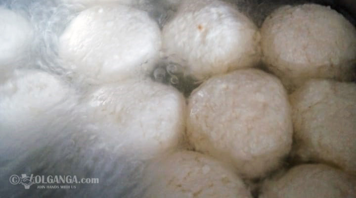 Boiling cottage cheese balls in syrup