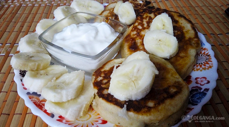 Oladyi with bananas: Russian fluffy pancakes (veg recipe)